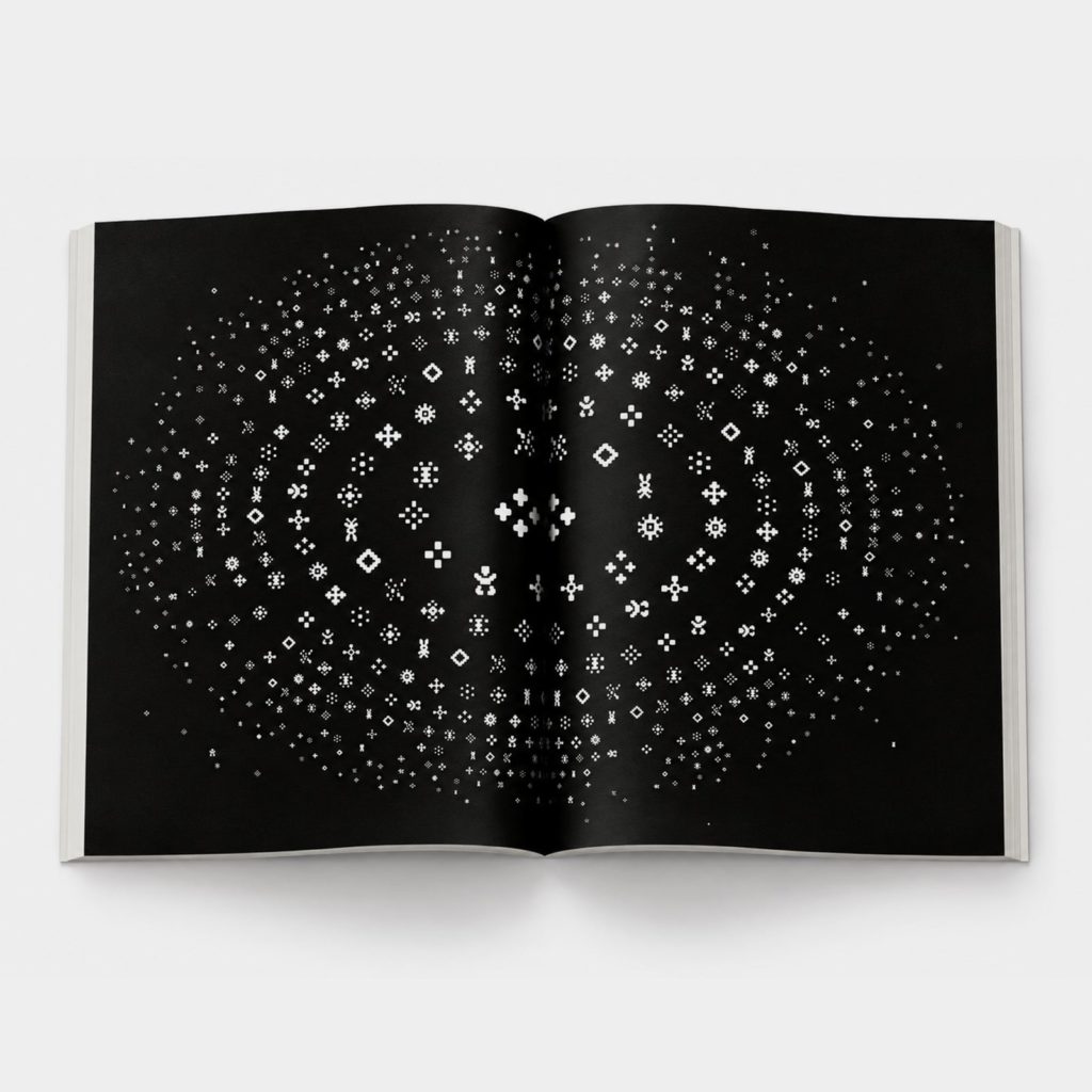 Double page noire de (SUR)VIVRE couverte de motifs blancs en pixels